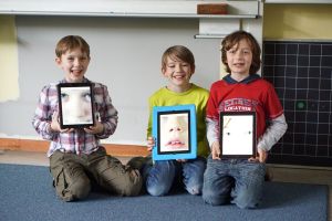 3 Grundschüler mit Tablet