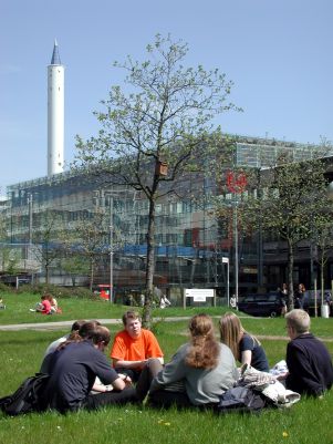 Fallturm, Glasshalle und wiese, Universität Bremen